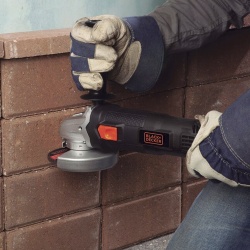 Amoladora Angular 4 1/2” (115mm) 820W 11000 rpm Black + Decker BDEG820-B2C