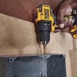 Taladro Atornillador 1/2" 20V XR 2 Bat + Set de Atornilladores 100 Pz Dewalt DCD708D2-K10