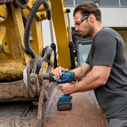 Llave de Im 3/4" 18V Brushless Inc 2 Bat. 8Ah y Carg. Bosch GDS 18V-1600 HC