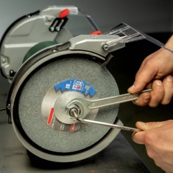 Esmeril de Banco 8" 600W 2980 Rpm DS 200 Plus Metabo 604200000