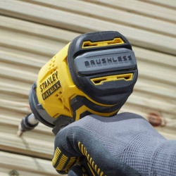 Atornillador Impacto 1/4" 20V 230 Nm Brushless Inc. 2Bat de 2,0 Ah y Carg Stanley SBI811D2T-B2